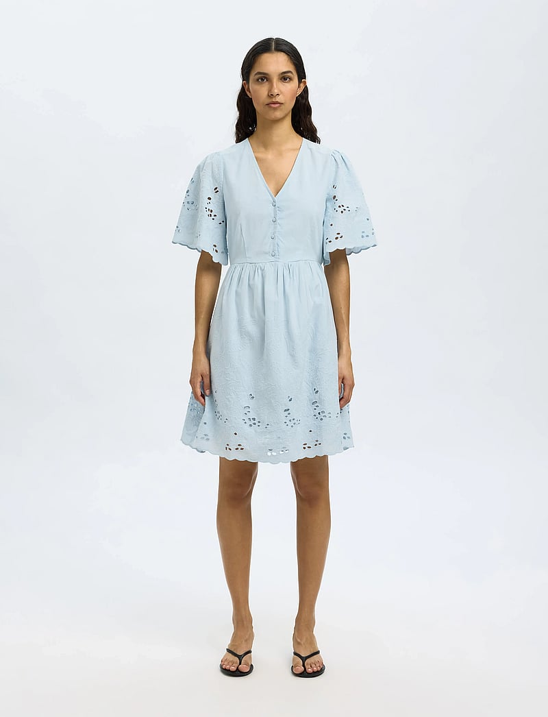 Selected - SLFDAHLIA SS SHORT BRODERI DRESS NOOS - konfirmationstøj - cashmere blue - 0
