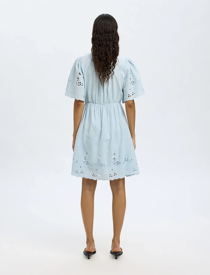 Selected - SLFDAHLIA SS SHORT BRODERI DRESS NOOS - konfirmationstøj - cashmere blue - 2
