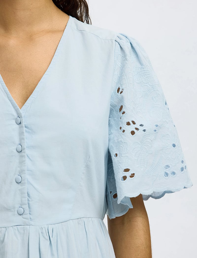 Selected - SLFDAHLIA SS SHORT BRODERI DRESS NOOS - konfirmationstøj - cashmere blue - 3