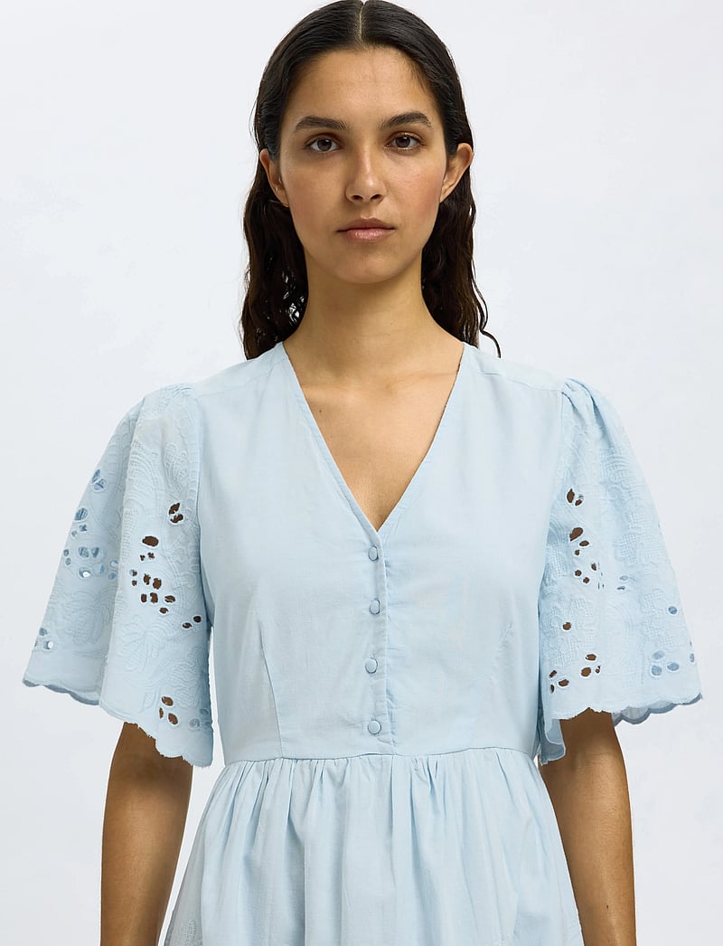 Selected - SLFDAHLIA SS SHORT BRODERI DRESS NOOS - konfirmationstøj - cashmere blue - 4