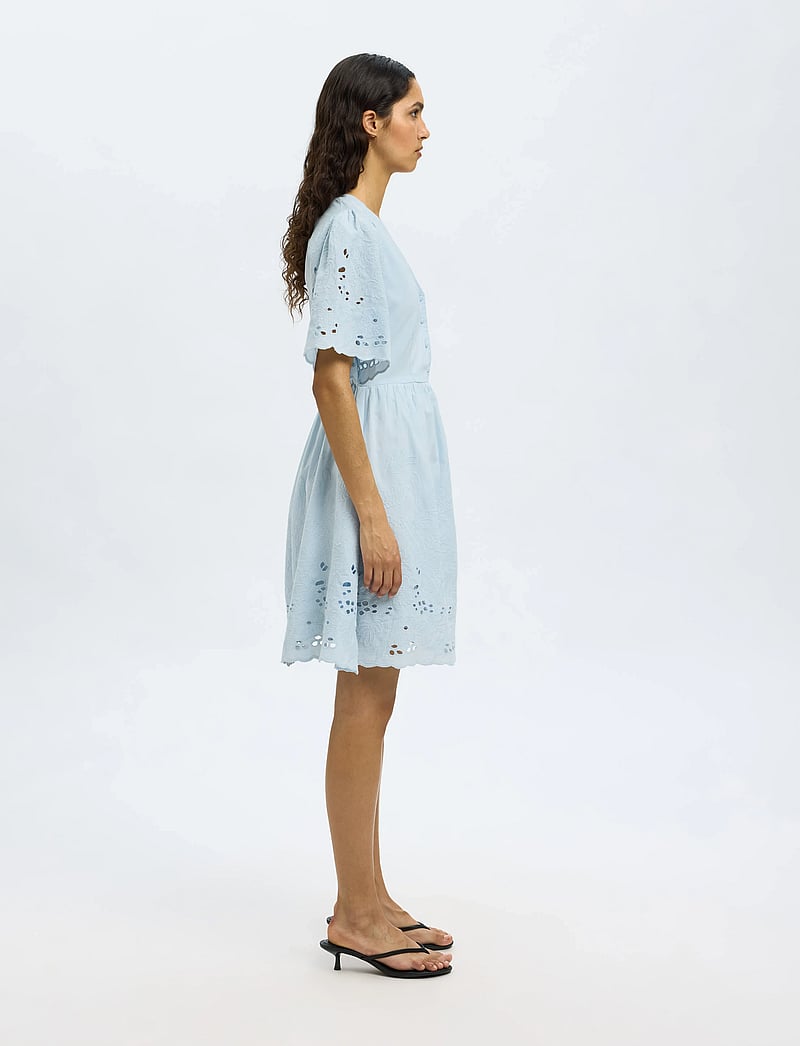 Selected - SLFDAHLIA SS SHORT BRODERI DRESS NOOS - konfirmationstøj - cashmere blue - 5