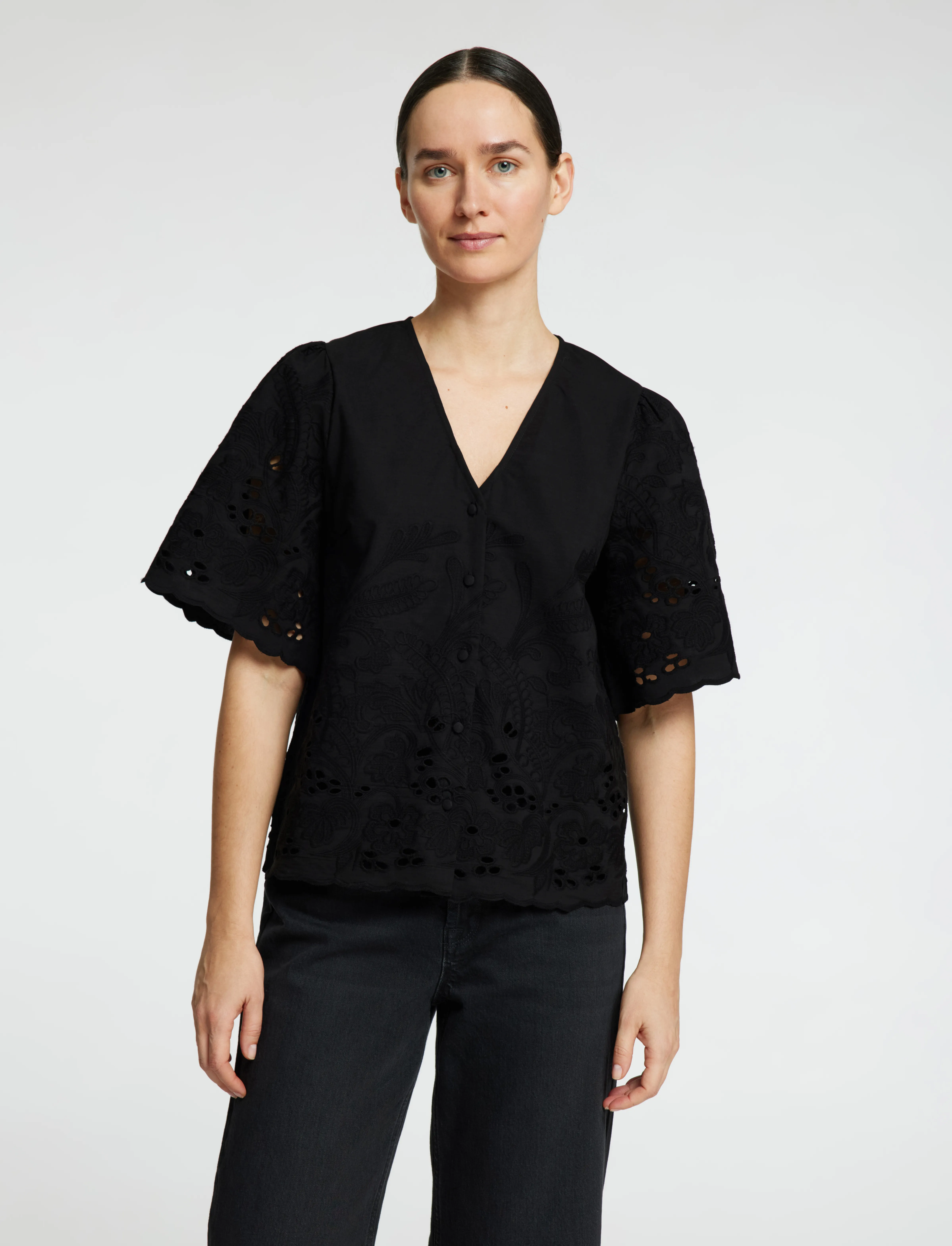 Selected - SLFDAHLIA SS BRODERI SHIRT NOOS - chemises à manches courtes - black - 4