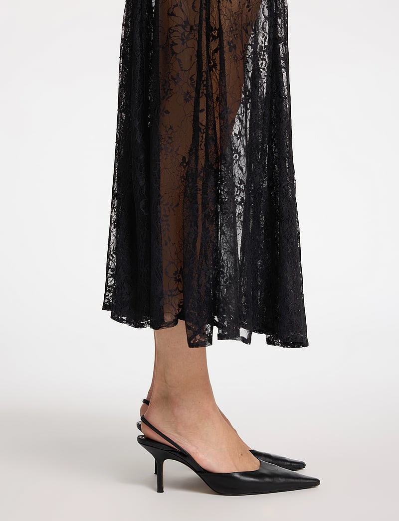 Selected - SLFDAPHNE MW MIDI LACE SKIRT - midi-röcke - black - 4