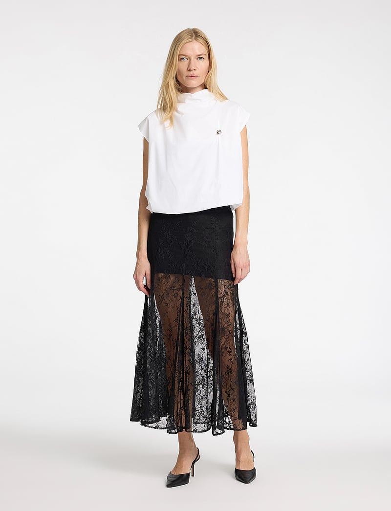 Selected - SLFDAPHNE MW MIDI LACE SKIRT - midi-röcke - black - 5