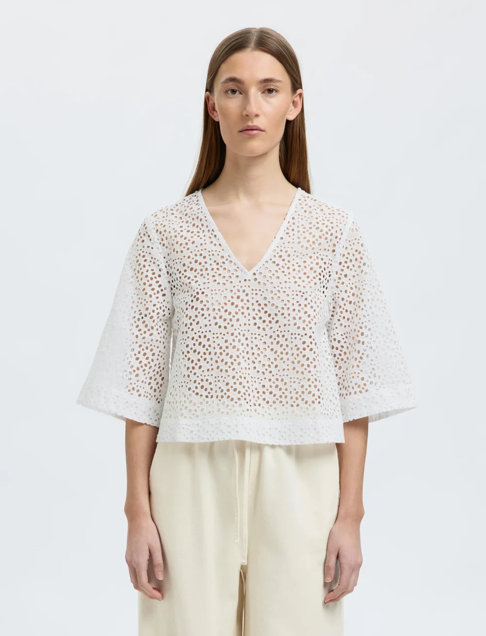 Selected - SLFLAERKE 3/4 CROPPED BRODERI ANG TOP B - kortärmade blusar - bright white - 0