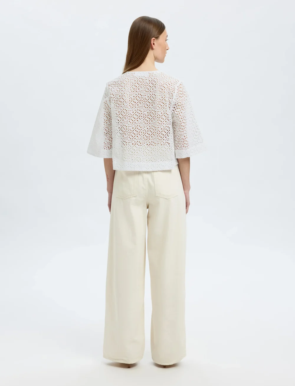Selected - SLFLAERKE 3/4 CROPPED BRODERI ANG TOP B - kortärmade blusar - bright white - 2