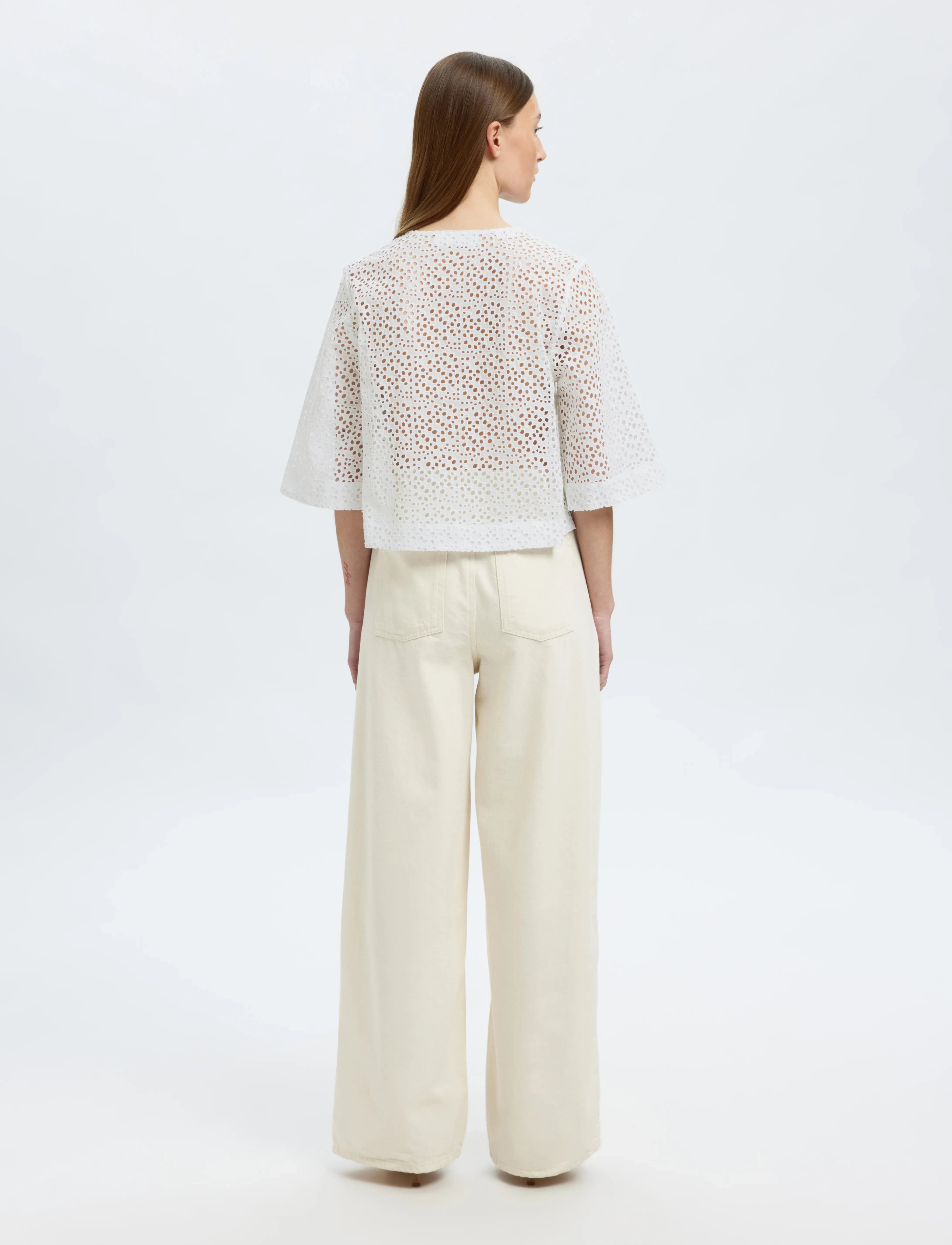 Selected - SLFLAERKE 3/4 CROPPED BRODERI ANG TOP B - kurzärmelige blusen - bright white - 2