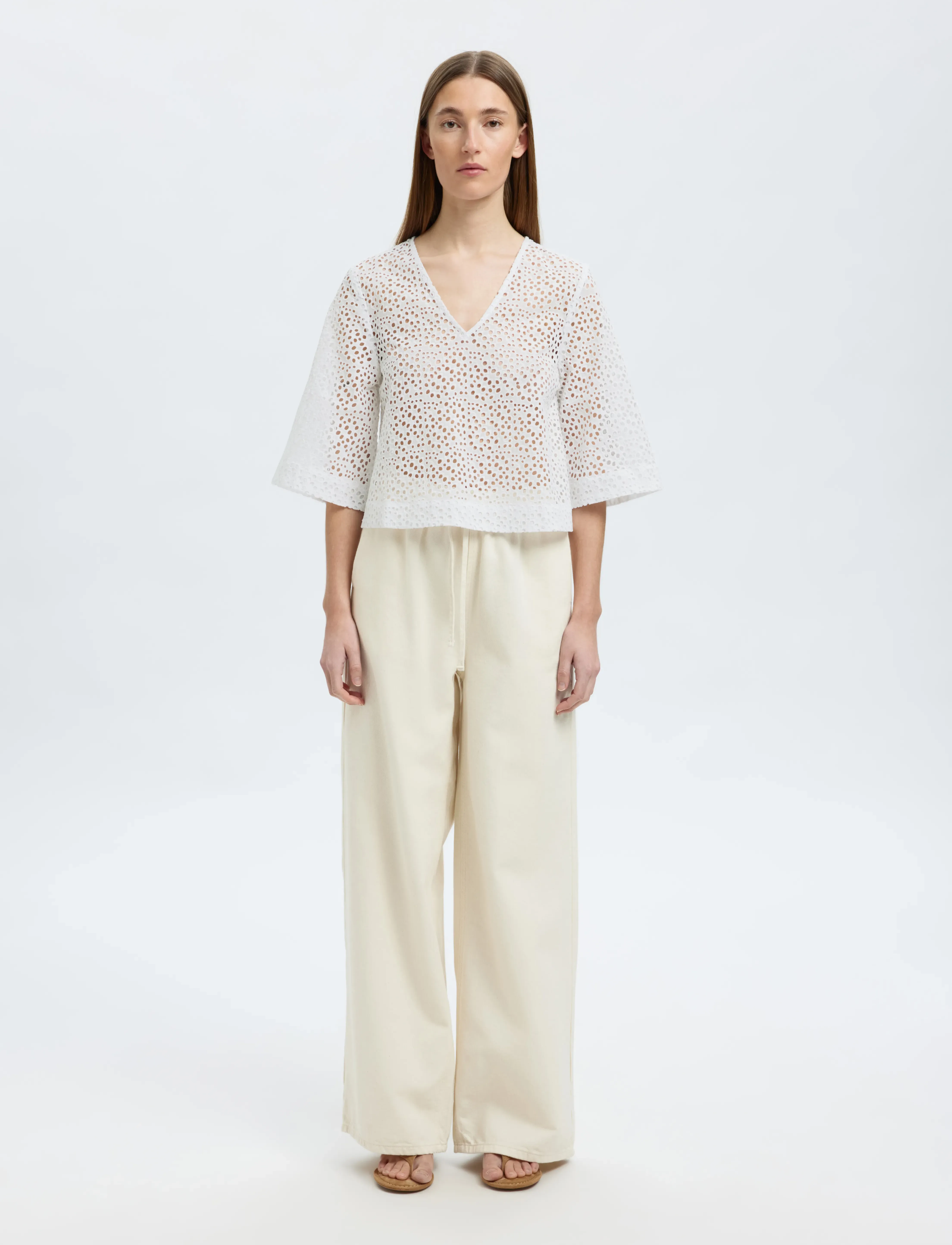 Selected - SLFLAERKE 3/4 CROPPED BRODERI ANG TOP B - kurzärmelige blusen - bright white - 3
