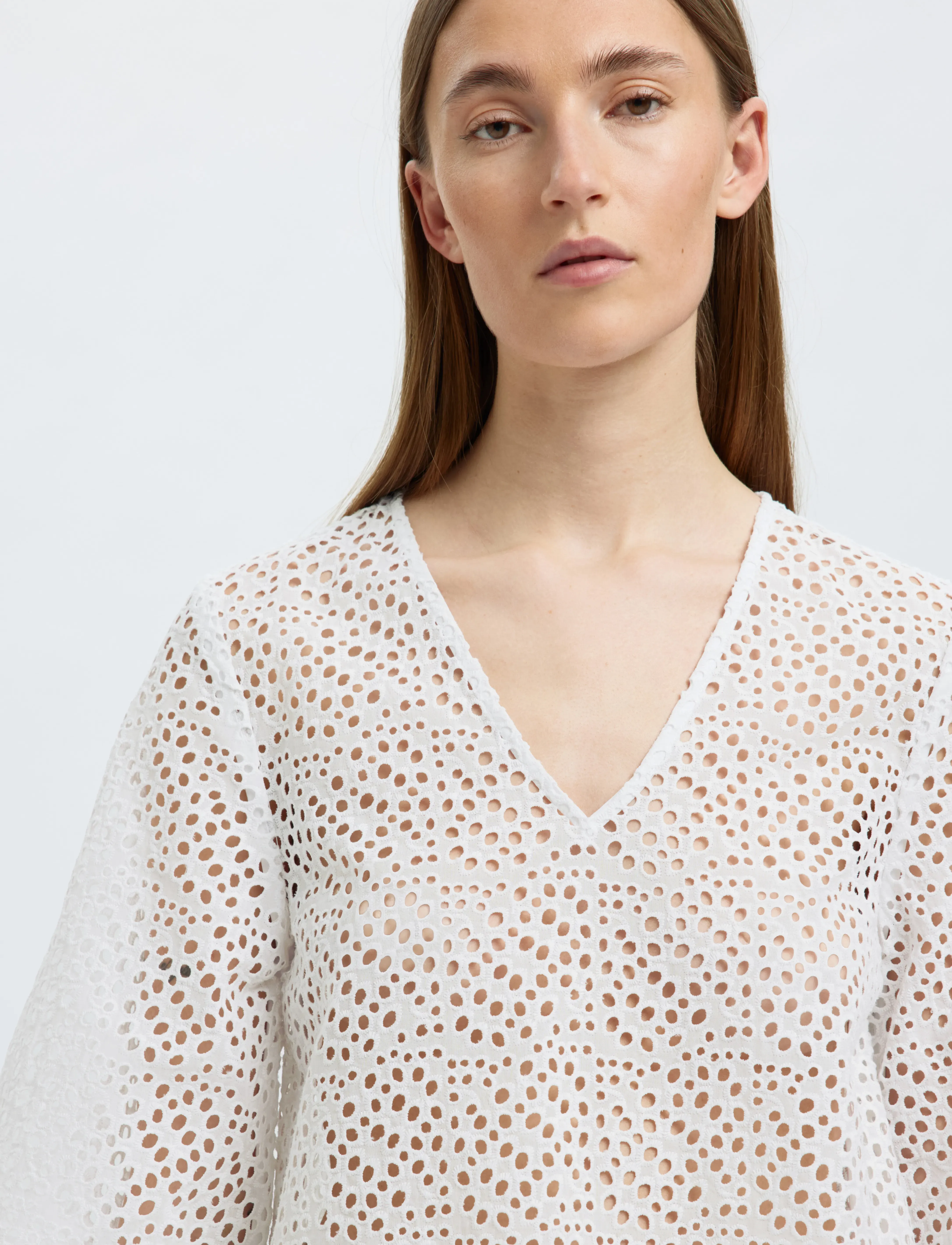 Selected - SLFLAERKE 3/4 CROPPED BRODERI ANG TOP B - kurzärmelige blusen - bright white - 4
