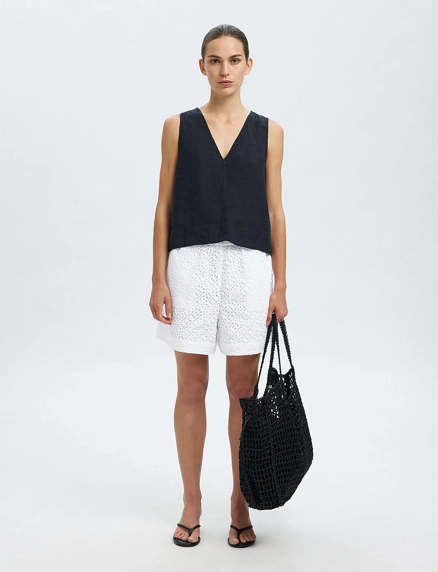 Selected - SLFLAERKE HW WIDE BRODERI ANG SHORTS B - lühikesed vabaajapüksid - bright white - 4