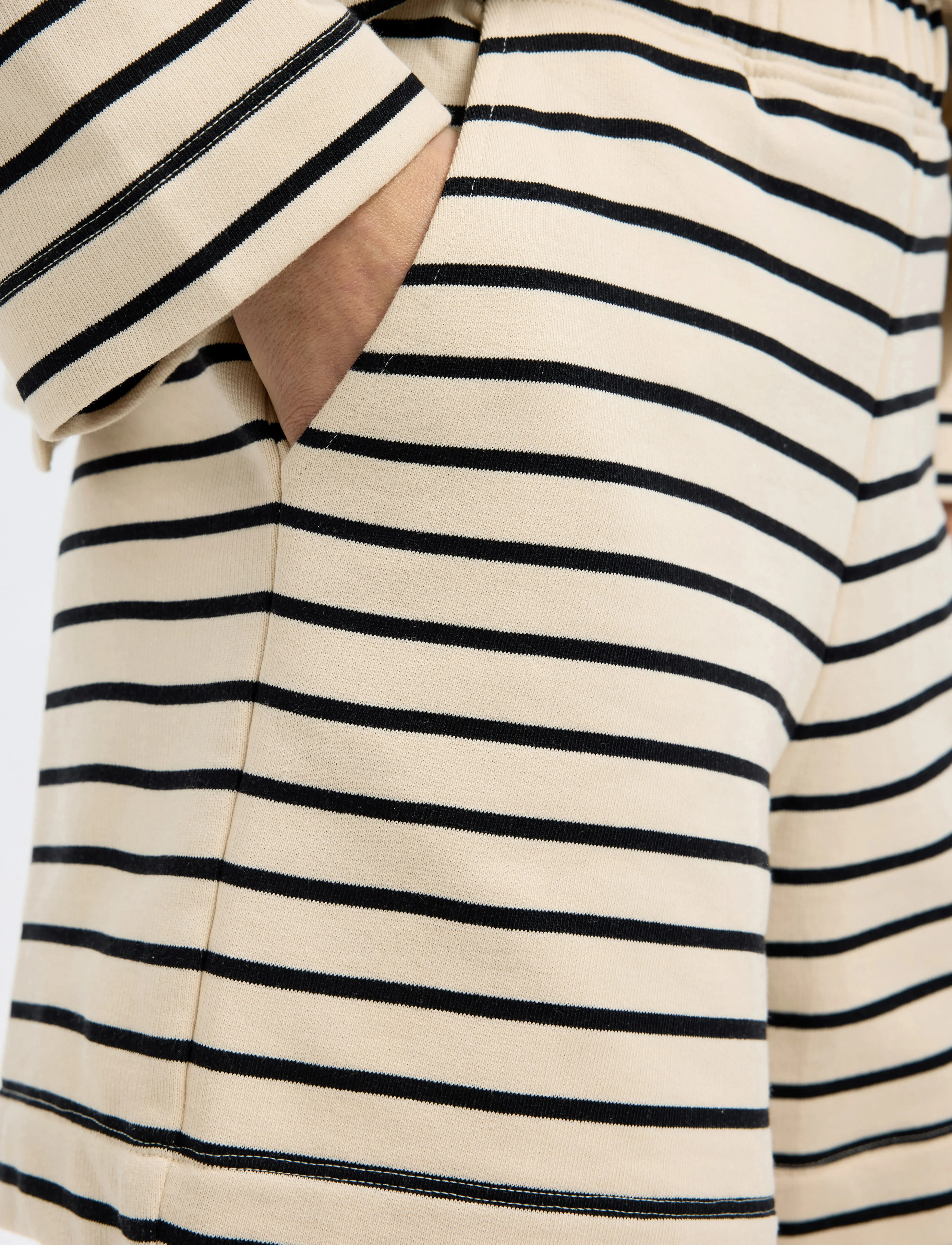 Selected - SLFELISE HW STRIPED SHORTS - black - 3