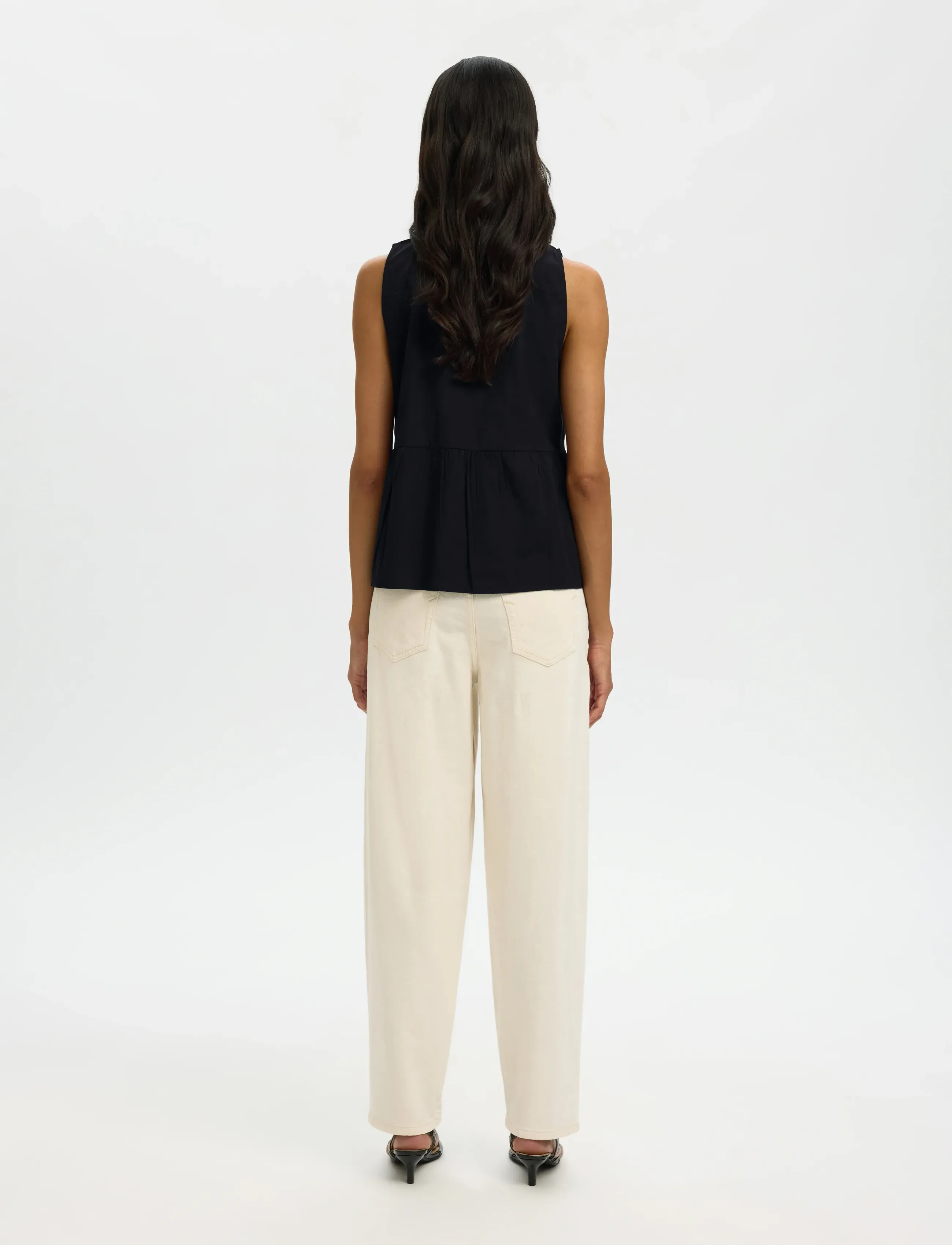 Selected - SLWBLAIR SL V-NECK PEPLUM TOP NOOS - sleeveless blouses - black - 2