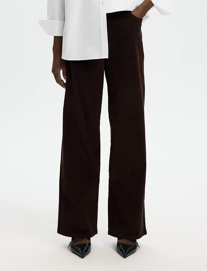Selected - SLFWIDE RUNA HW CORDUROY PANT NOOS - hosen mit weitem bein - chocolate torte - 0