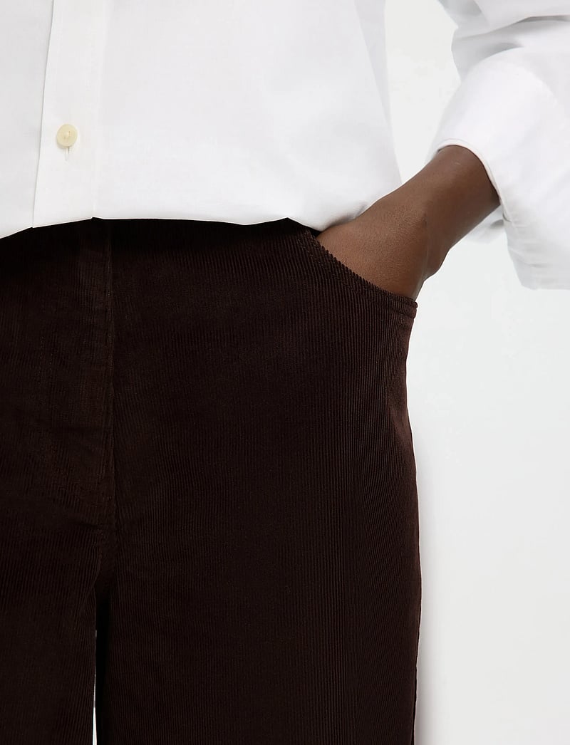 Selected - SLFWIDE RUNA HW CORDUROY PANT NOOS - hosen mit weitem bein - chocolate torte - 4