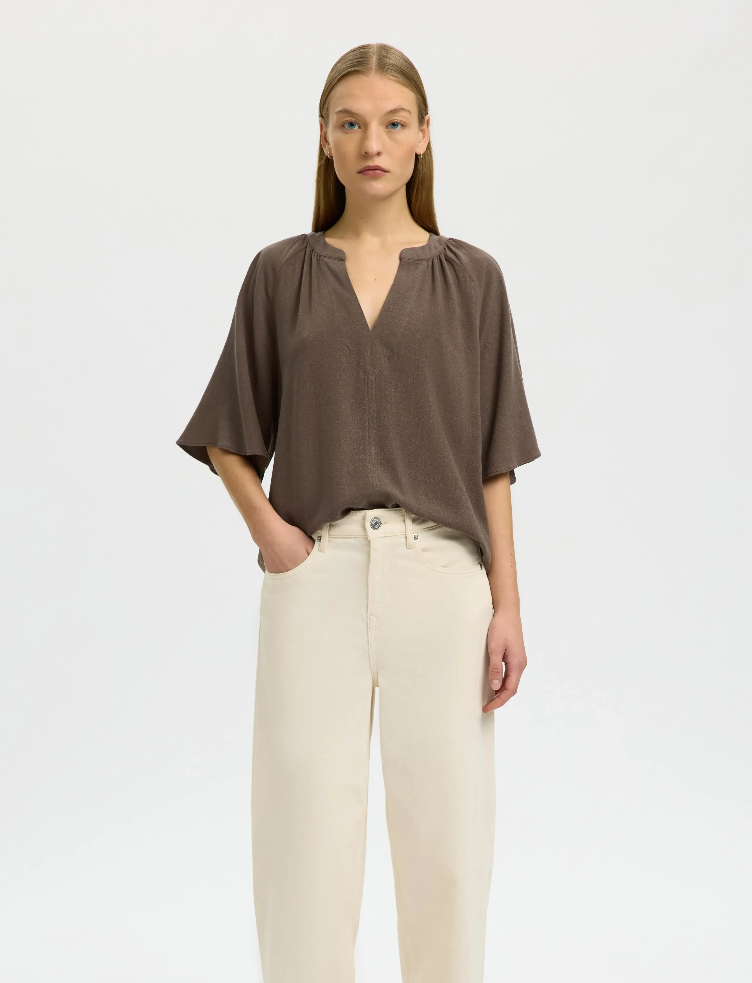 Selected SLFVIVA 2/4 V-NECK LINEN BLEND TOP NOOS - Kortermede bluser - CHOCOLATE CHIP / brown