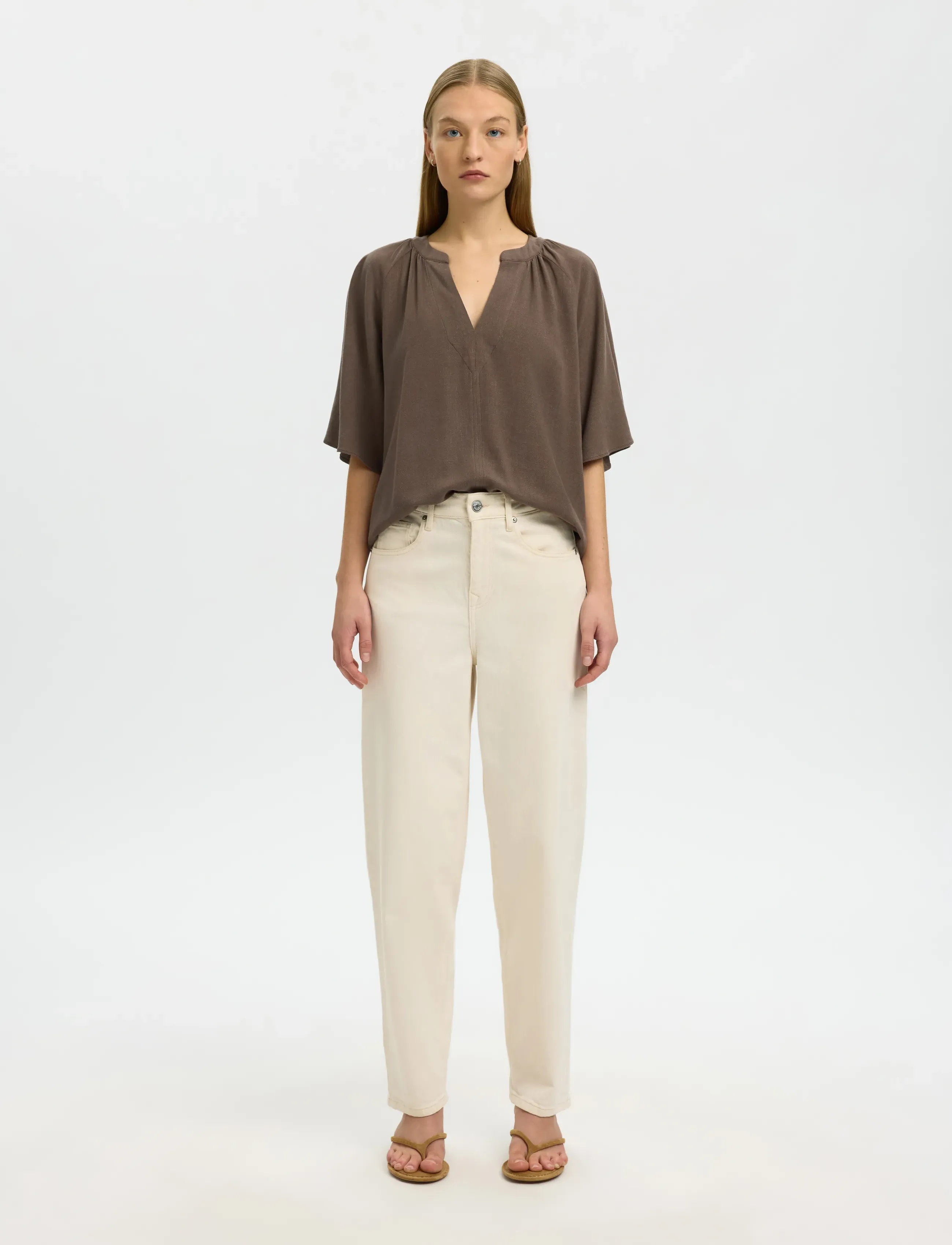 Selected - SLFVIVA 2/4 V-NECK LINEN BLEND TOP NOOS - lühikeste varrukatega pluusid - chocolate chip - 3