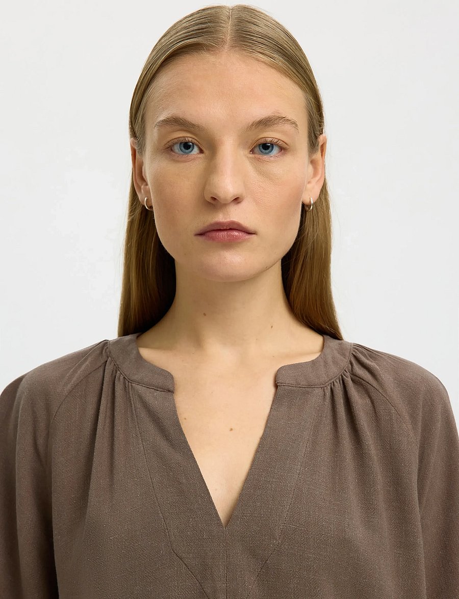 Selected - SLFVIVA 2/4 V-NECK LINEN BLEND TOP NOOS - kortærmede bluser - chocolate chip - 4