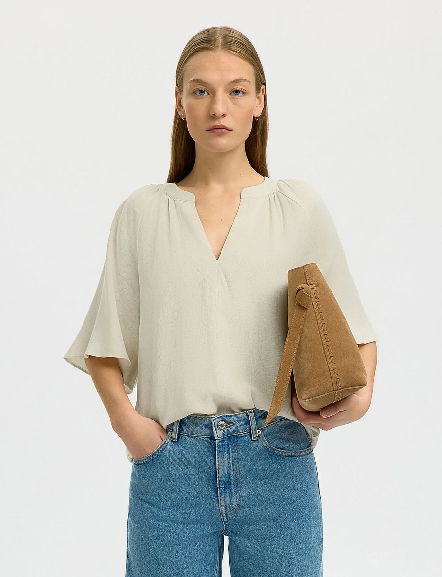 Selected - SLFVIVA 2/4 V-NECK LINEN BLEND TOP NOOS - kurzärmelige blusen - sandshell - 0