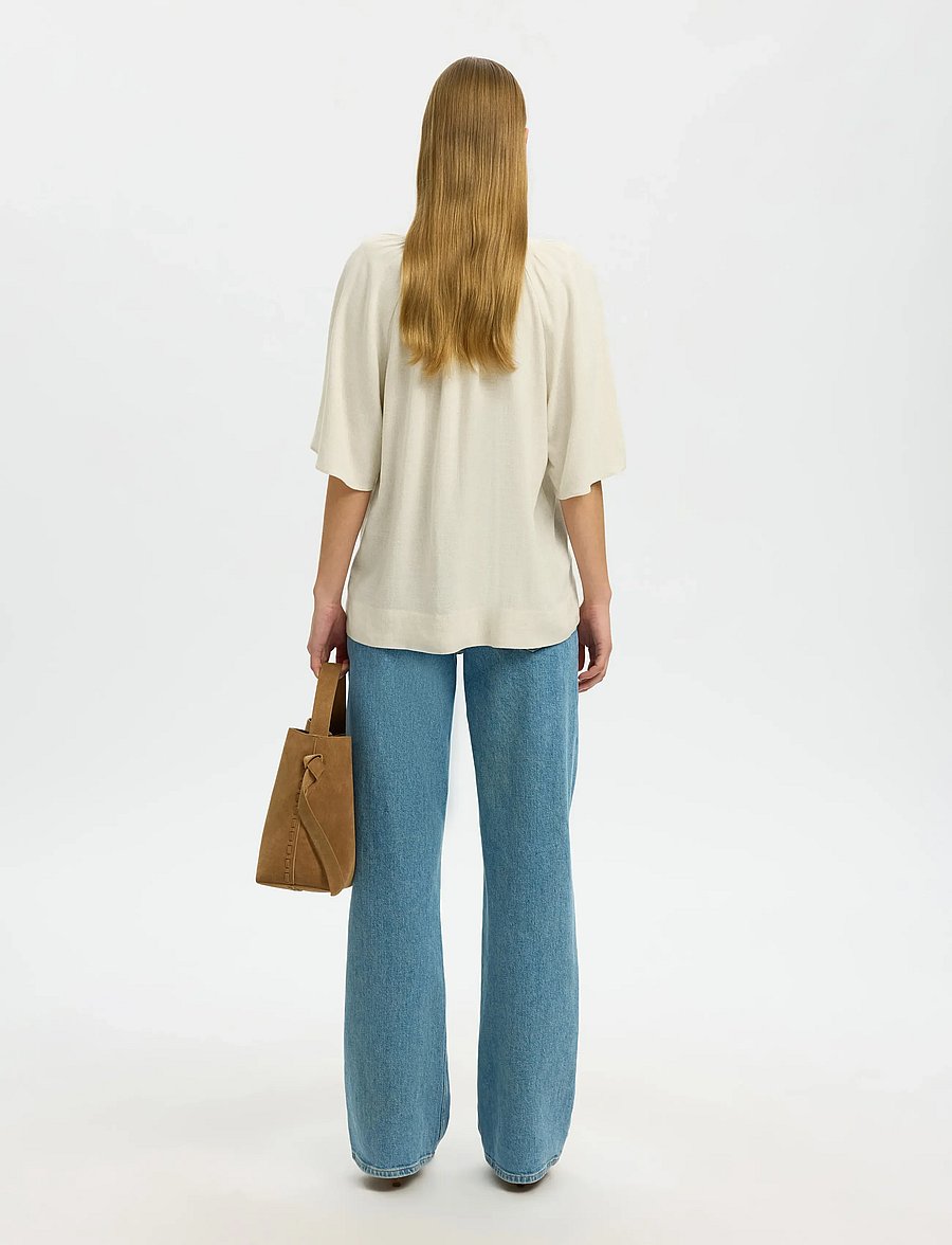 Selected - SLFVIVA 2/4 V-NECK LINEN BLEND TOP NOOS - kurzärmelige blusen - sandshell - 2