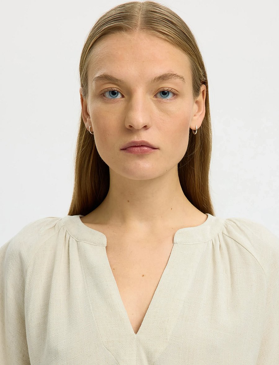 Selected - SLFVIVA 2/4 V-NECK LINEN BLEND TOP NOOS - kurzärmelige blusen - sandshell - 4