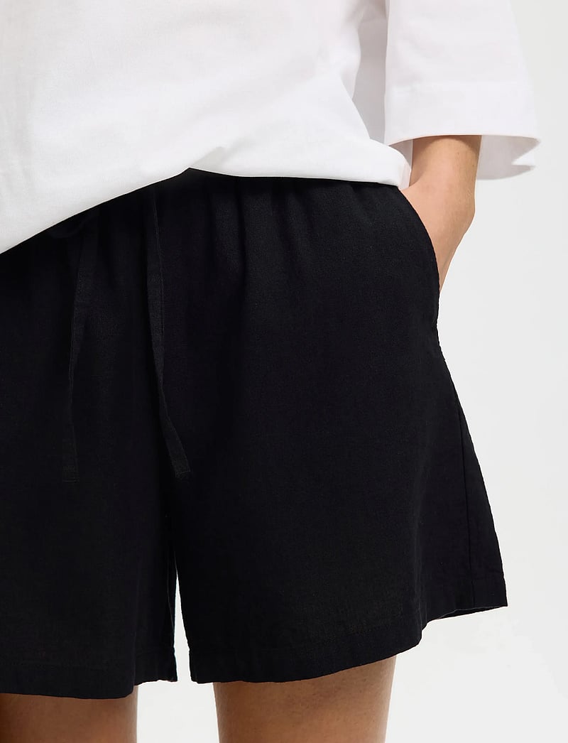 Selected - SLWLUISA-LINNIE LINEN BLEND SHORTS NOOS - leinen-shorts - black - 4