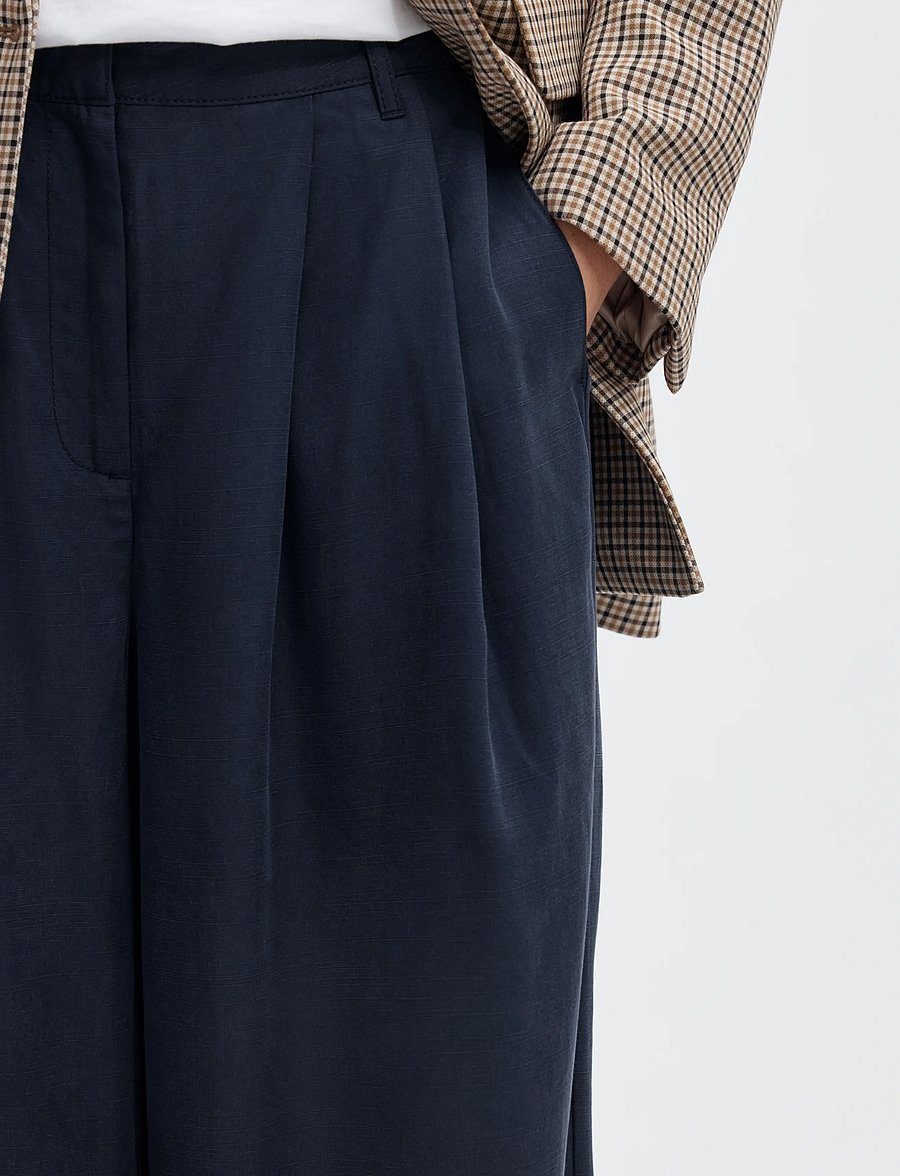 Selected - SLWNATUK-JANNA HW PLEATED PANT - vida byxor - dark sapphire - 4