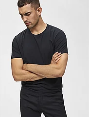 Selected Homme - SLHNEWPIMA SS O-NECK TEE B - lowest prices - black - 5
