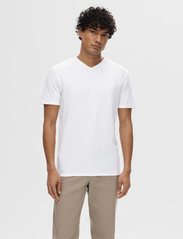 Selected Homme - SLHNEWPIMA SS V-NECK TEE NOOS - v-neck t-shirts - bright white - 0