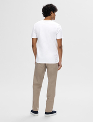 Selected Homme - SLHNEWPIMA SS V-NECK TEE NOOS - v-neck t-shirts - bright white - 3