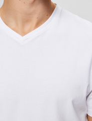 Selected Homme - SLHNEWPIMA SS V-NECK TEE NOOS - v-neck t-shirts - bright white - 5