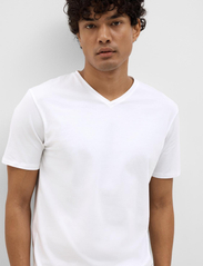 Selected Homme - SLHNEWPIMA SS V-NECK TEE NOOS - v-neck t-shirts - bright white - 6