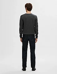 Selected Homme - SLHBERG CREW NECK NOOS - basic knitwear - antracit - 5