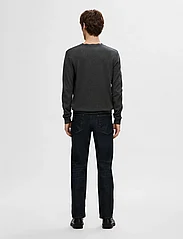 Selected Homme - SLHBERG CREW NECK NOOS - podstawowa odzież z dzianiny - antracit - 5