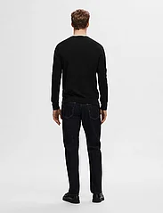 Selected Homme - SLHBERG CREW NECK NOOS - basic knitwear - black - 3