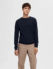Selected Homme - SLHBERG CREW NECK NOOS - basic knitwear - navy blazer - 2