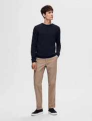 Selected Homme - SLHBERG CREW NECK NOOS - basic knitwear - navy blazer - 4