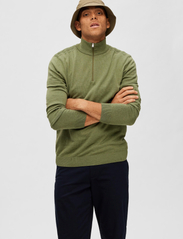 Selected Homme - SLHBERG HALF ZIP CARDIGAN NOOS - trøjer med lynlås - vineyard green - 5