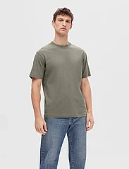 Selected Homme - SLHCOLMAN SS O-NECK TEE NOOS - madalaimad hinnad - vetiver - 2