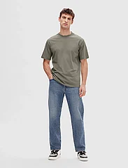 Selected Homme - SLHCOLMAN SS O-NECK TEE NOOS - lowest prices - vetiver - 5