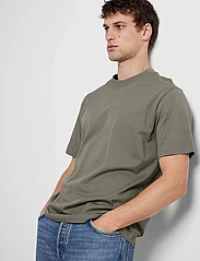 Selected Homme - SLHCOLMAN SS O-NECK TEE NOOS - madalaimad hinnad - vetiver - 6