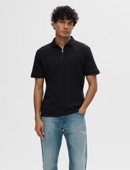 Selected Homme - SLHFAVE ZIP SS POLO NOOS - polo shirts - black - 2