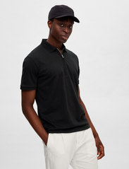 Selected Homme - SLHFAVE ZIP SS POLO NOOS - polo shirts - black - 5