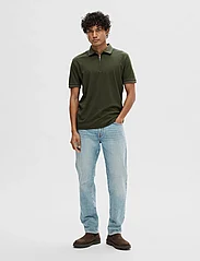 Selected Homme - SLHFAVE ZIP SS POLO NOOS - lägsta priserna - forest night - 4