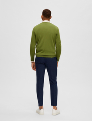 Selected Homme - SLHTOWN MERINO COOLMAX KNIT CREW NOOS - perusneuleet - olive branch - 3