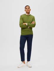 Selected Homme - SLHTOWN MERINO COOLMAX KNIT CREW NOOS - basic knitwear - olive branch - 4