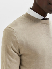 Selected Homme - SLHTOWN MERINO COOLMAX KNIT CREW NOOS - basic knitwear - pure cashmere - 6