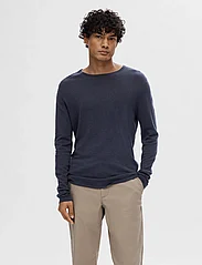Selected Homme - SLHROME LS KNIT CREW NECK NOOS - knitted round necks - dark sapphire - 2