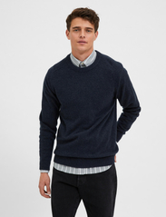 Selected Homme - SLHNEWCOBAN LAMBS WOOL CREW NECK W NOOS - basic knitwear - dark sapphire - 3
