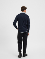Selected Homme - SLHNEWCOBAN LAMBS WOOL CREW NECK W NOOS - basic knitwear - dark sapphire - 4