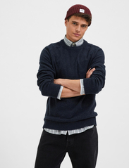 Selected Homme - SLHNEWCOBAN LAMBS WOOL CREW NECK W NOOS - basic knitwear - dark sapphire - 6
